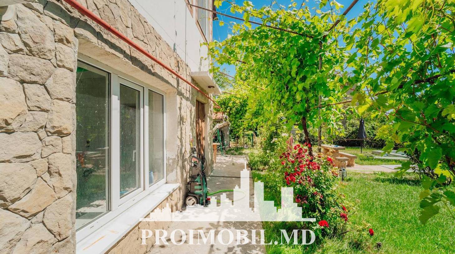 https://images.proimobil.md/xfRsb2kmOnfmUa9NAW_hSzQBCbktoVpIcpAhdmP8rjY/watermark:0.75:so:0:30:0.39/resize:fill:1460:816:1/gravity:ce/bG9jYWw6Ly8vZXN0YXRlL2xyLzU2ZjAxODY1LTlhZGMtNDUwMy04YjNlLWFjNTFkY2U0ZWJlOC5qcGVn