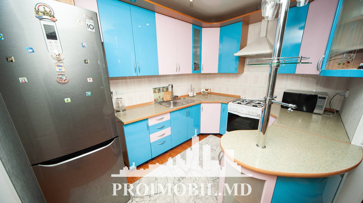https://images.proimobil.md/y2KOlmxLrQmEnPfpYDMp1xk998jUa5lPfhNfCjqnvIA/watermark:0.75:so:0:30:0.39/resize:fill:1460:816:1/gravity:ce/bG9jYWw6Ly8vZXN0YXRlL2xyL2MzYjlkZTFhLTcwMWUtNGQwNy1hYmM5LTEyNDg5YjliYzBkYi5qcGVn