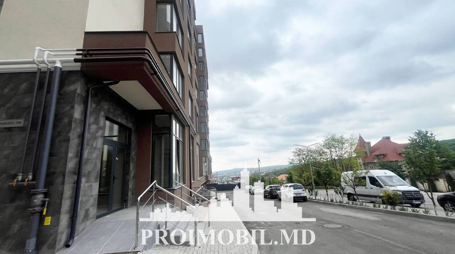 https://images.proimobil.md/y32-VROBcpAhANPGDCX7EBAdEUna4xqMdSeU5lsfkhY/watermark:0.75:so:0:30:0.39/resize:fill:1460:816:1/gravity:ce/bG9jYWw6Ly8vZXN0YXRlL2xyLzU3YzE3YzdkLTY2NmUtNGFlZC04YmU4LTZiNzNkZGI1MWU2Yy5qcGVn