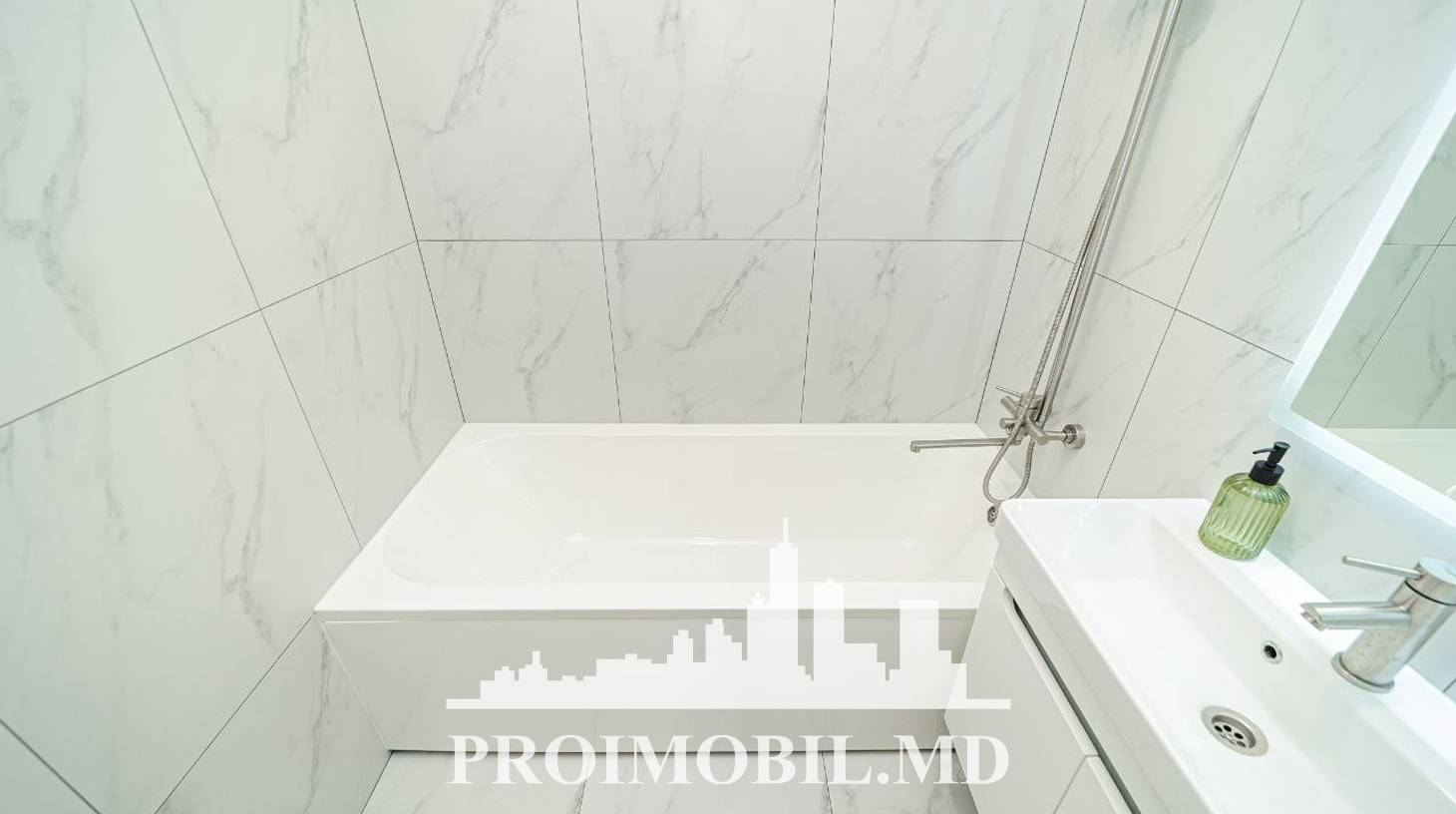 https://images.proimobil.md/yAl24d1456cyiOjF9buA1OqQUE48GvLIT91OgfiP_wU/watermark:0.75:so:0:30:0.39/resize:fill:1460:816:1/gravity:ce/bG9jYWw6Ly8vZXN0YXRlL2xyLzcyMzQ2OGFlLTFkYzctNGYxOS05YTMyLTEyMDJkOGIwN2I0MC5qcGVn