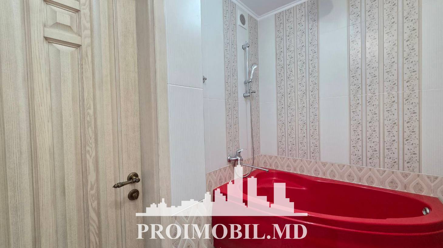 https://images.proimobil.md/yEKnaWWMD2NjxK34FPyo5WLZKJ_cLYYNP3sYvOF8Hv8/watermark:0.75:so:0:30:0.39/resize:fill:1460:816:1/gravity:ce/bG9jYWw6Ly8vZXN0YXRlL2xyLzJjMWQxYjczLWFkNzktNDc4My04NDNhLTQ5NjQyNTk0MTI0MS5qcGVn