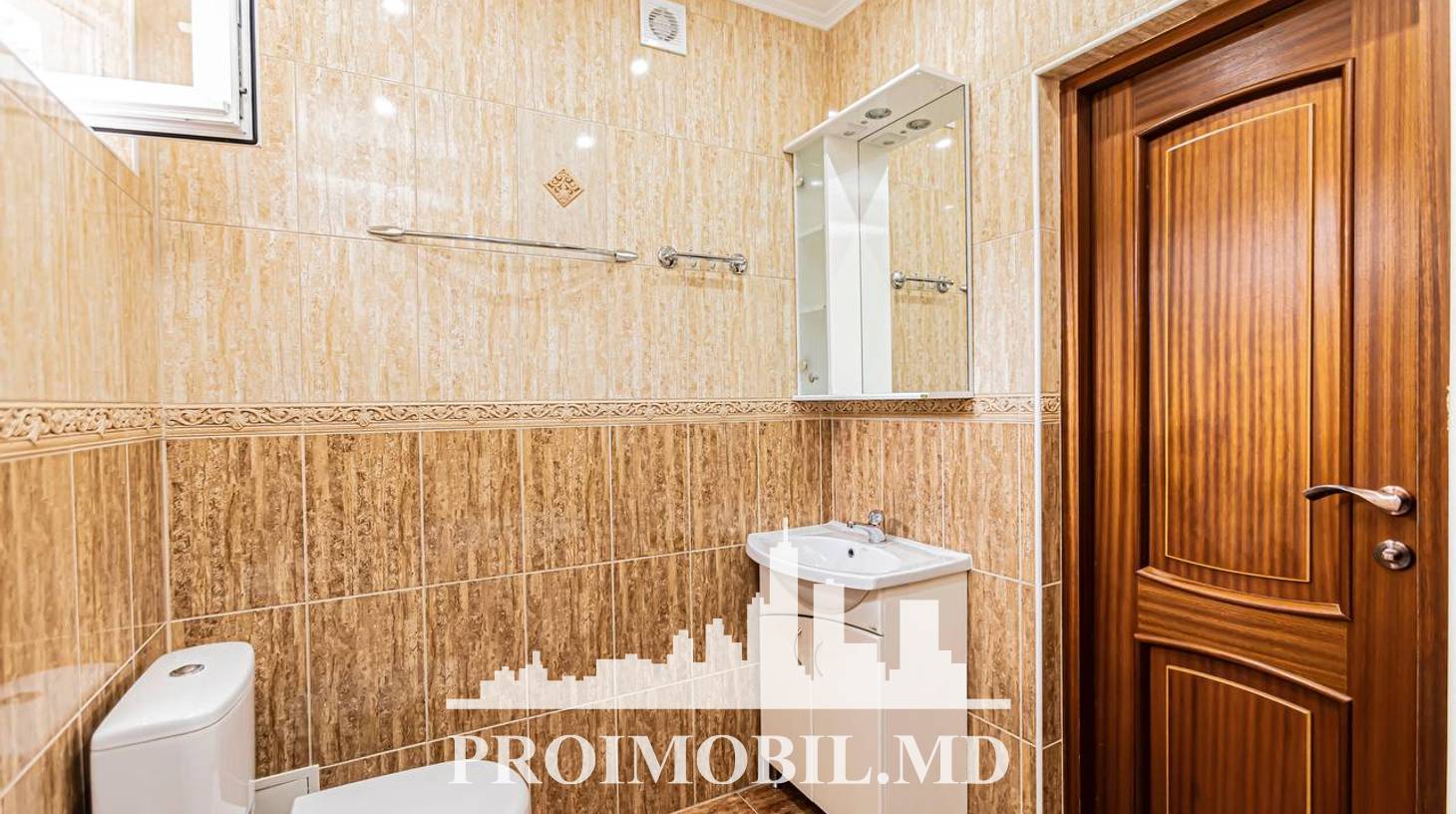 https://images.proimobil.md/yLZnQjLuLEIQh6KvVqYeewl1ChZvLZpu07DxjQPkkeM/watermark:0.75:so:0:30:0.39/resize:fill:1460:816:1/gravity:ce/bG9jYWw6Ly8vZXN0YXRlL2xyLzk0YzJjYjYyLWUwODAtNDQ4YS05ZGMxLThkYTViMzY5Nzg0Zi5qcGVn
