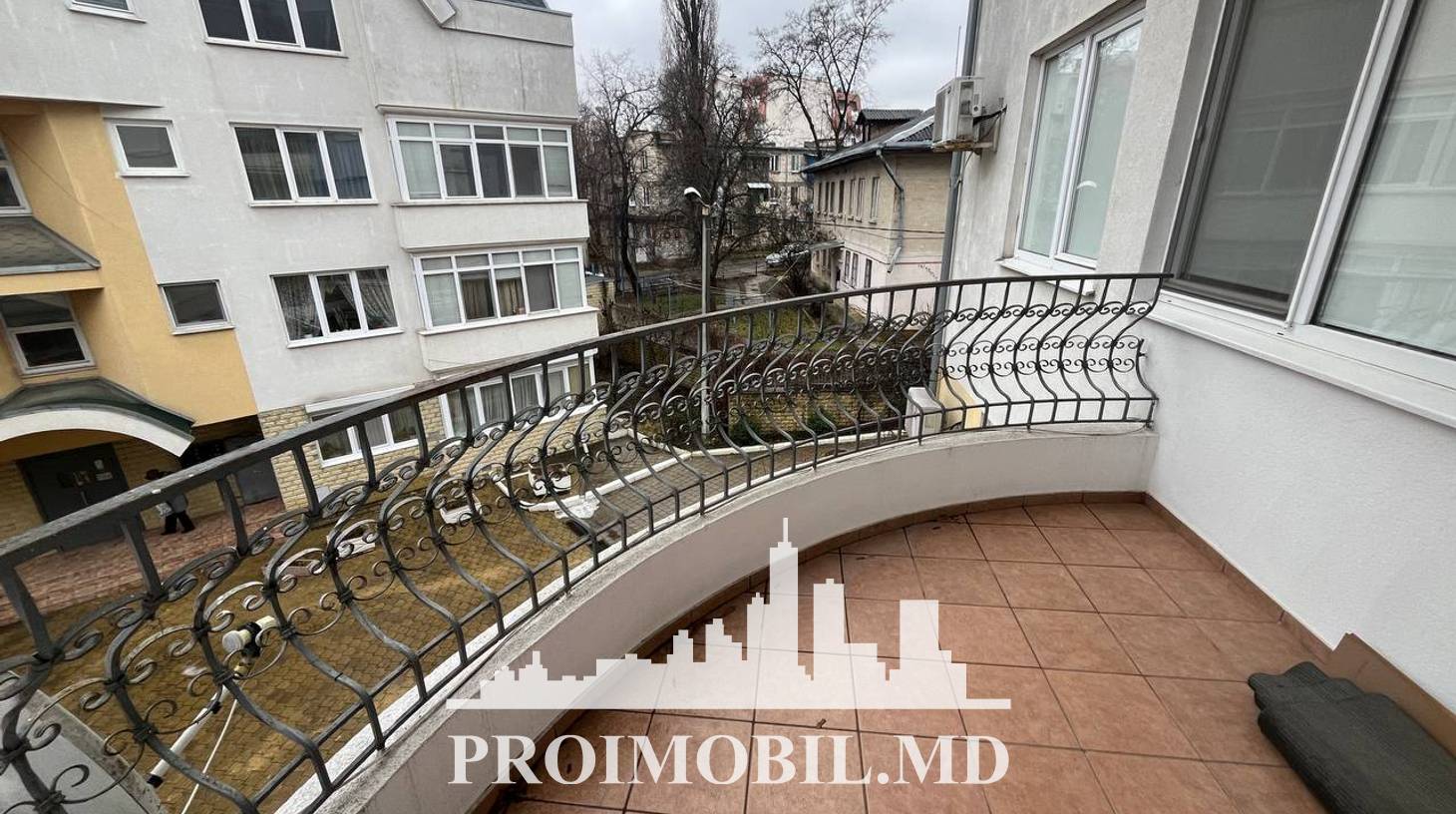 https://images.proimobil.md/yUjNX2RpEUtyYifx08koYfBhj9A-8IPJAdhSXCpb2AQ/watermark:0.75:so:0:30:0.39/resize:fill:1460:816:1/gravity:ce/bG9jYWw6Ly8vZXN0YXRlL2xyLzAxZTg0YzQ0LTRkYjktNGRhMC1hNjYwLTkyYThlOTA2MTU0ZC5qcGVn
