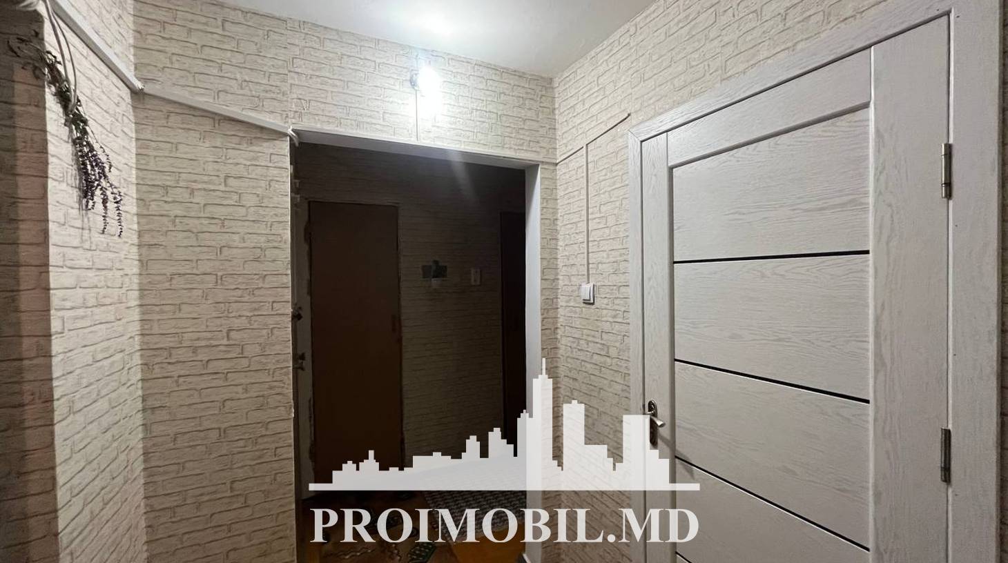 https://images.proimobil.md/ybZCrQITusn8L00N8XhmfaVQJA1iqM3vaZJt0dR0oL0/watermark:0.75:so:0:30:0.39/resize:fill:1460:816:1/gravity:ce/bG9jYWw6Ly8vZXN0YXRlL2xyL2QyYTZjMzY0LWJlYWItNDg5NC04MjY3LWQyOWNjYWQ0N2ZlZS5qcGVn