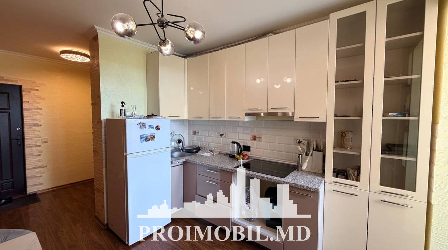 https://images.proimobil.md/yiMc_uGvPQPD8vhklO9QV89PI0uXl2iG9LlT1tYVelY/watermark:0.75:so:0:30:0.39/resize:fill:1460:816:1/gravity:ce/bG9jYWw6Ly8vZXN0YXRlL2xyLzAzODM0NmRlLTQxYzktNDU2OC05YmE3LTMxZTZhZmMzMGJlZi5qcGVn