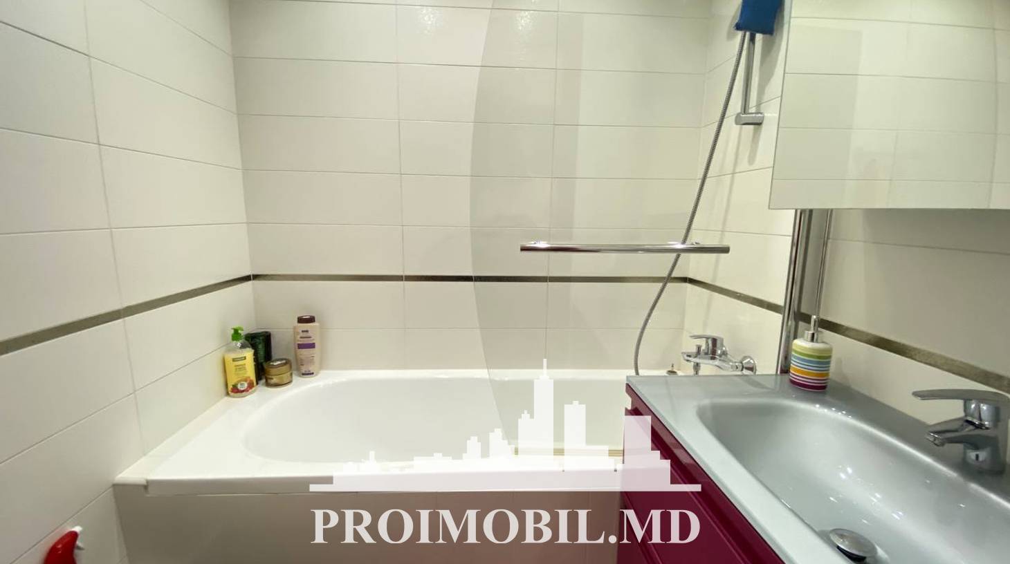 https://images.proimobil.md/ykbCJHoR75x9gG7fkIsGWdVPz-gRLQS-yT_a95U2T0E/watermark:0.75:so:0:30:0.39/resize:fill:1460:816:1/gravity:ce/bG9jYWw6Ly8vZXN0YXRlL2xyL2QzM2E3MzdkLWE1NTctNGM1My1iNjgyLTUyYWY2YzUxZmY4Yy5qcGVn