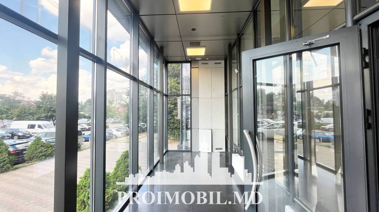 https://images.proimobil.md/ytOl9W4-U7hHBgwBX4BiDbpB-TYxAbIqcJWTyQv2IIo/watermark:0.75:so:0:30:0.39/resize:fill:1460:816:1/gravity:ce/bG9jYWw6Ly8vZXN0YXRlL2xyLzMyZDQyMDkxLTBkMGMtNDFhNC1iMGVkLTIzMjQ3MWVlYTVhYy5qcGVn