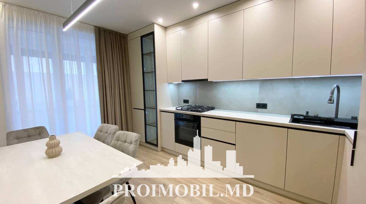 https://images.proimobil.md/yyC0yhhTVap5jexQi-TYqjutbh6IRPqGoV3VdQ2rrYk/watermark:0.75:so:0:30:0.39/resize:fill:1460:816:1/gravity:ce/bG9jYWw6Ly8vZXN0YXRlL2xyL2UyMzBkMjU1LWE3MDgtNGNlYS04MzNiLTc3MmRlNDJmNzhiZS5qcGVn