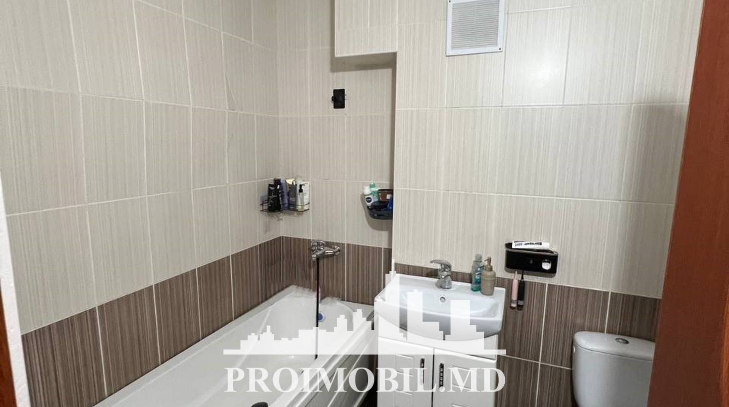https://images.proimobil.md/zFijWz5i2-M1fOVGY7LIlhit--ZHMJynpmQ8WXMlDwQ/watermark:0.75:so:0:30:0.39/resize:fill:1460:816:1/gravity:ce/bG9jYWw6Ly8vZXN0YXRlL2xyL2JkNGJiZWRiLTlkMWMtNDU1Ni1iMzljLTcwYjVkZTYzNDgxYi5qcGVn