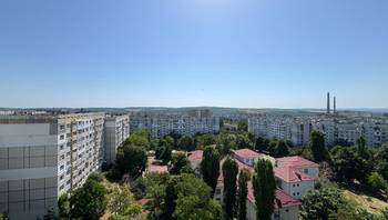 https://images.proimobil.md/zP-ZaLXAuo29YW5ISDZhTKEVoU943EspFAiR6MkLDqE/resize:fill:350:198:1/gravity:ce/bG9jYWw6Ly8vZXN0YXRlL2xyLzhlNTI1YjJkLWJjZjctNGY0OS1iOTU2LTlkY2JlNmVmN2JlMC5qcGVn