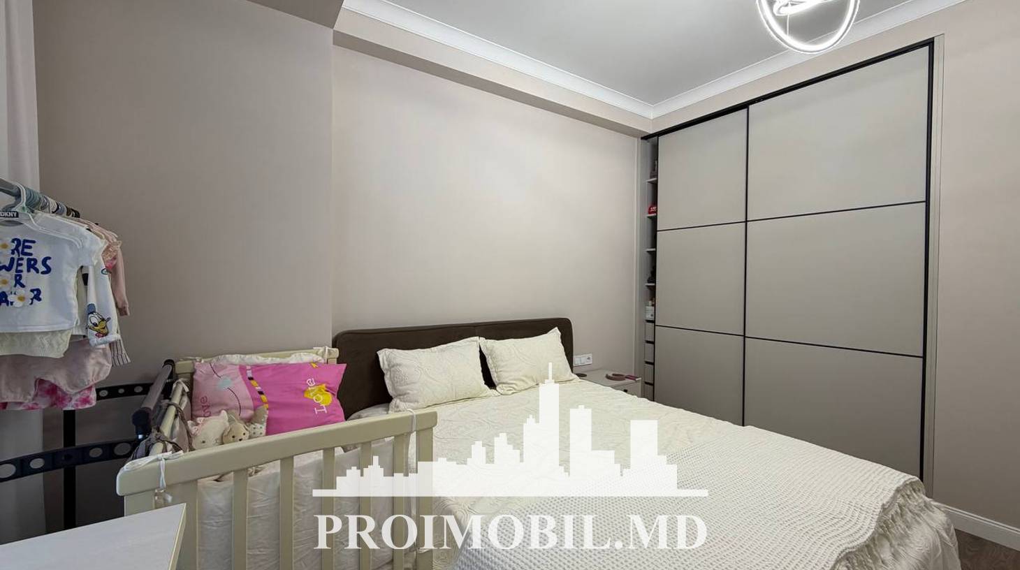 https://images.proimobil.md/zU9N09A_14uiyJOvtIazVE0Hilk0I7zL3B8Yw_p4ynY/watermark:0.75:so:0:30:0.39/resize:fill:1460:816:1/gravity:ce/bG9jYWw6Ly8vZXN0YXRlL2xyLzg2MThmZmUwLTcwYTgtNDgwYi05ZTAwLWZjYjQxNTZmMzA3MS5qcGVn