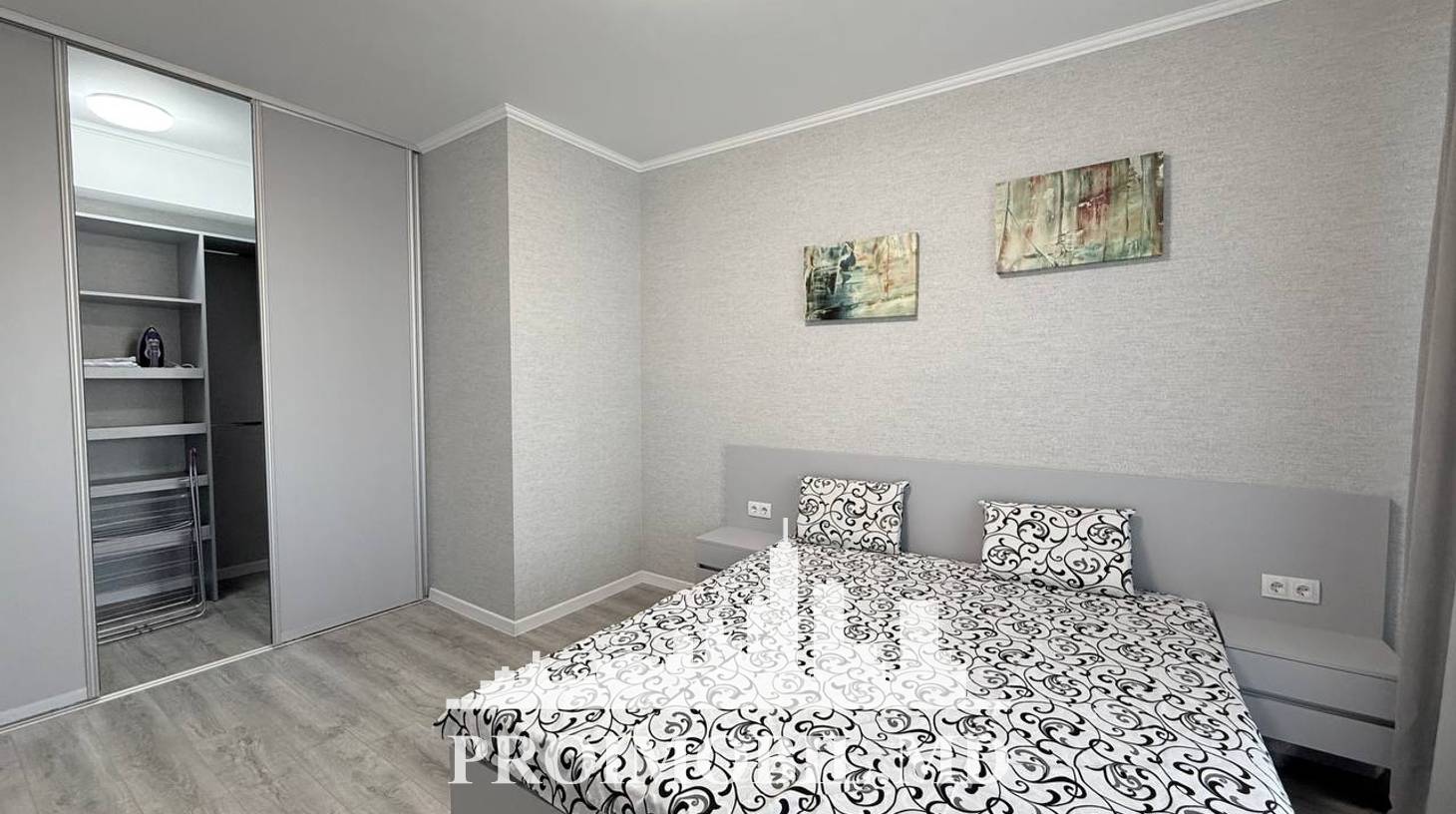 https://images.proimobil.md/zUp3B7IaOJL7hI8ysm2qk7p3VFqQaJHC0JZQ0NXFKNE/watermark:0.75:so:0:30:0.39/resize:fill:1460:816:1/gravity:ce/bG9jYWw6Ly8vZXN0YXRlL2xyLzJjMTgwN2VmLTBlZWYtNDJmNC05ZjkyLTgzNmNkNTI4MjVhZi5qcGVn