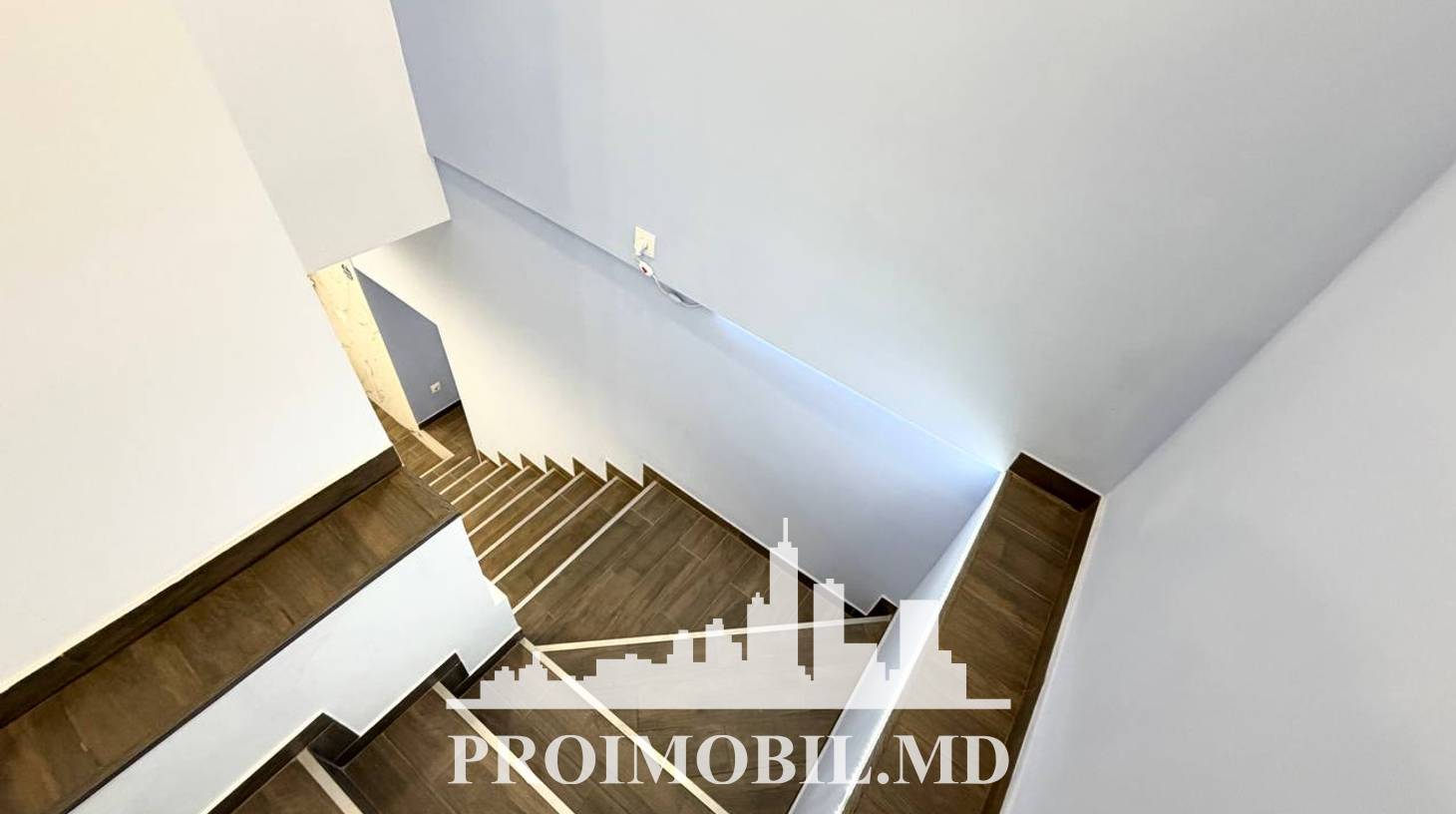 https://images.proimobil.md/zX4tEhIYzUPq8AY_KpTOIhlaV7aN2xN5XFA1nMBNI_g/watermark:0.75:so:0:30:0.39/resize:fill:1460:816:1/gravity:ce/bG9jYWw6Ly8vZXN0YXRlL2xyLzgzNDRjNGZlLTQ0ZDYtNDU3Yi05YjcwLTZhNzUyMjk2YmVhZS5qcGVn
